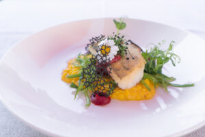 ElzLand_Hotel_Pfauen_Zanderfilet_mit_Glasierten Zuckerschoten_ Safranrisotto_und_RoteBeteSchaum